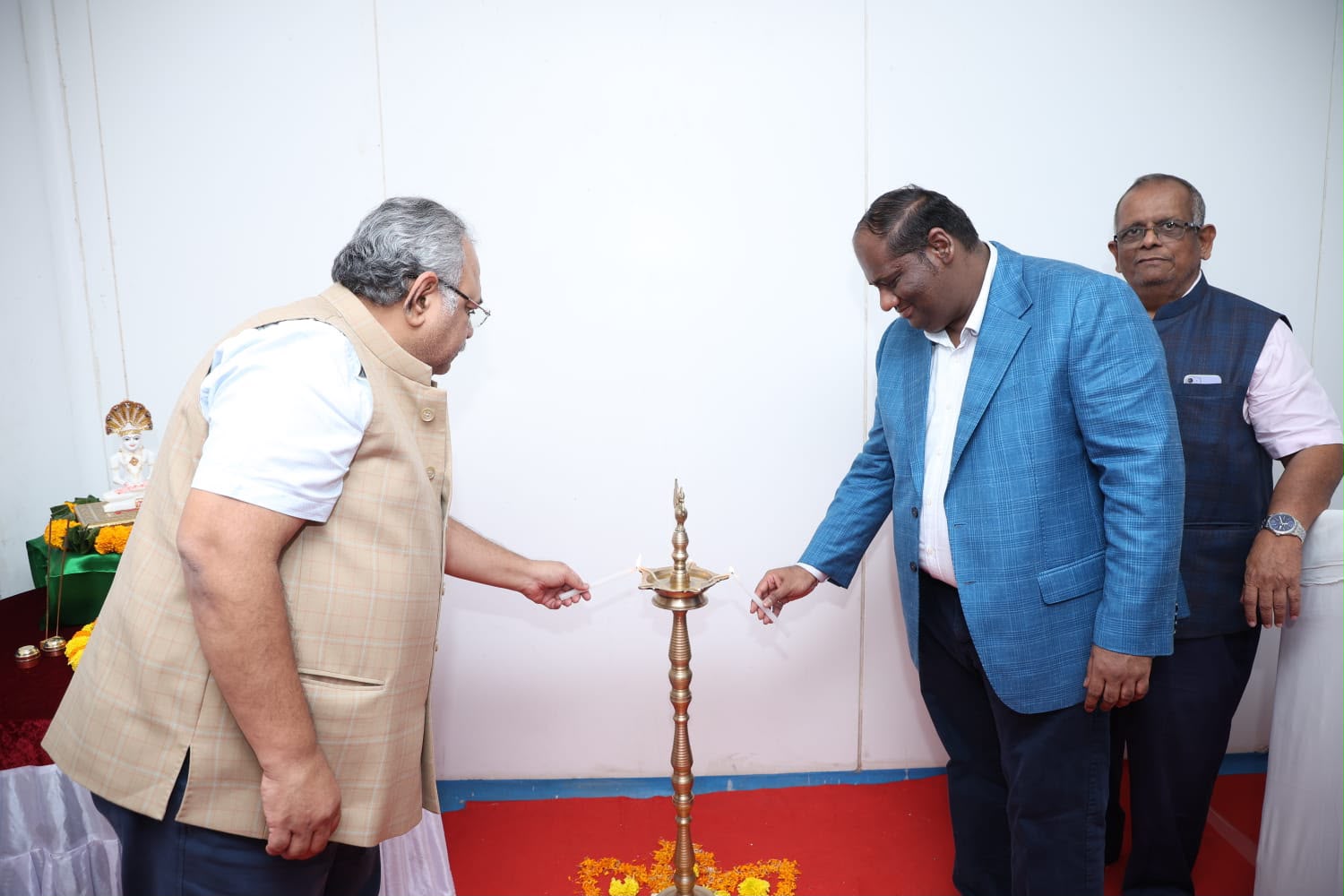 Lamp lighting by guests at the inauguration